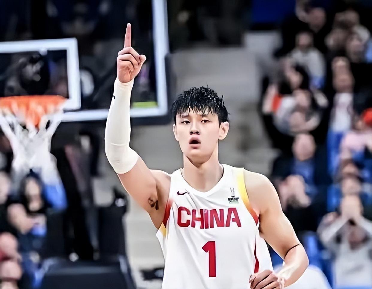 朱俊龙社媒晒照：全力备战中，中国男篮加油(广厦青年队朱俊龙身高)
