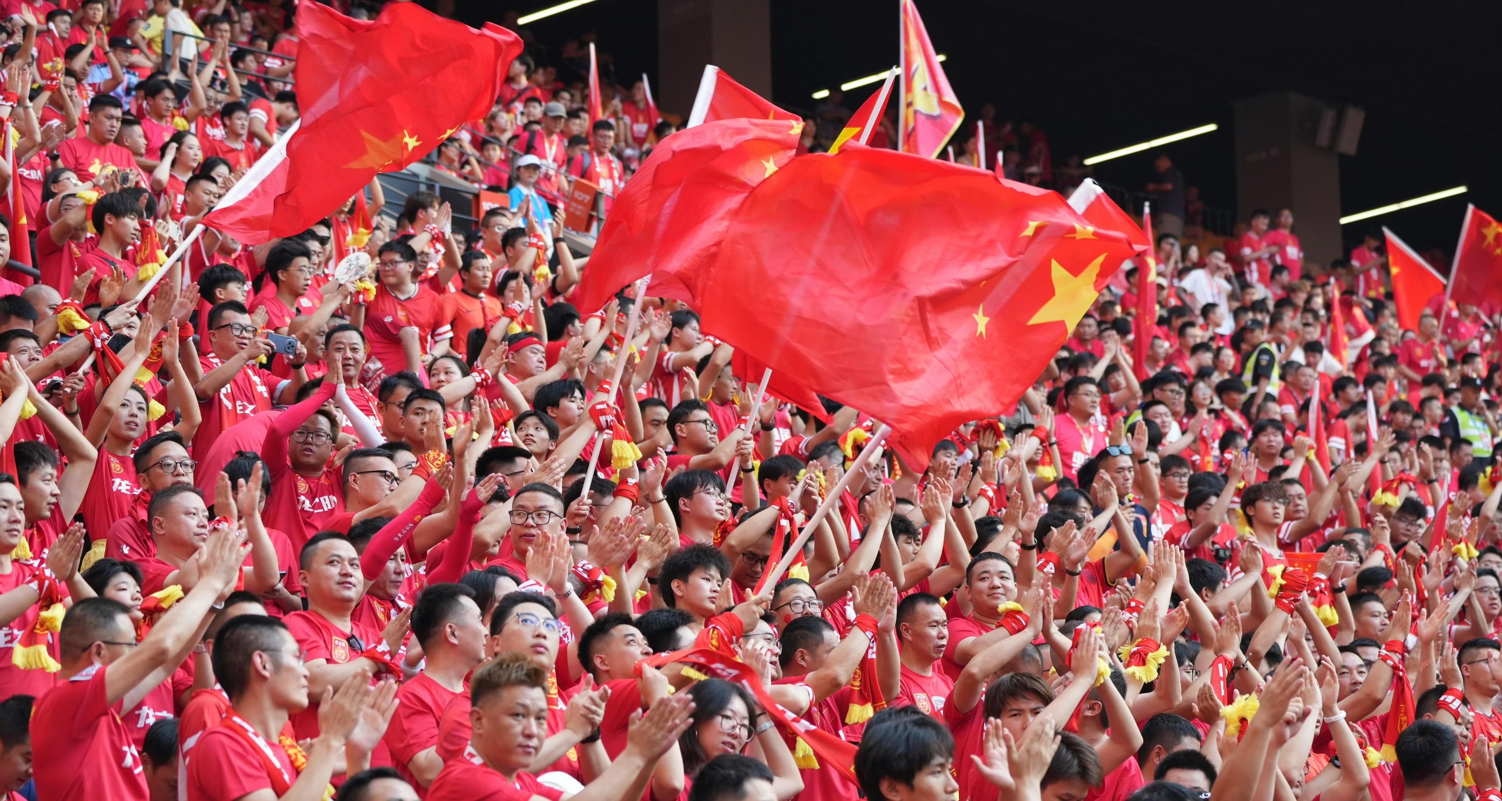 重庆篮球迷热情奔放，助力球队取胜(女球迷疯狂庆祝)